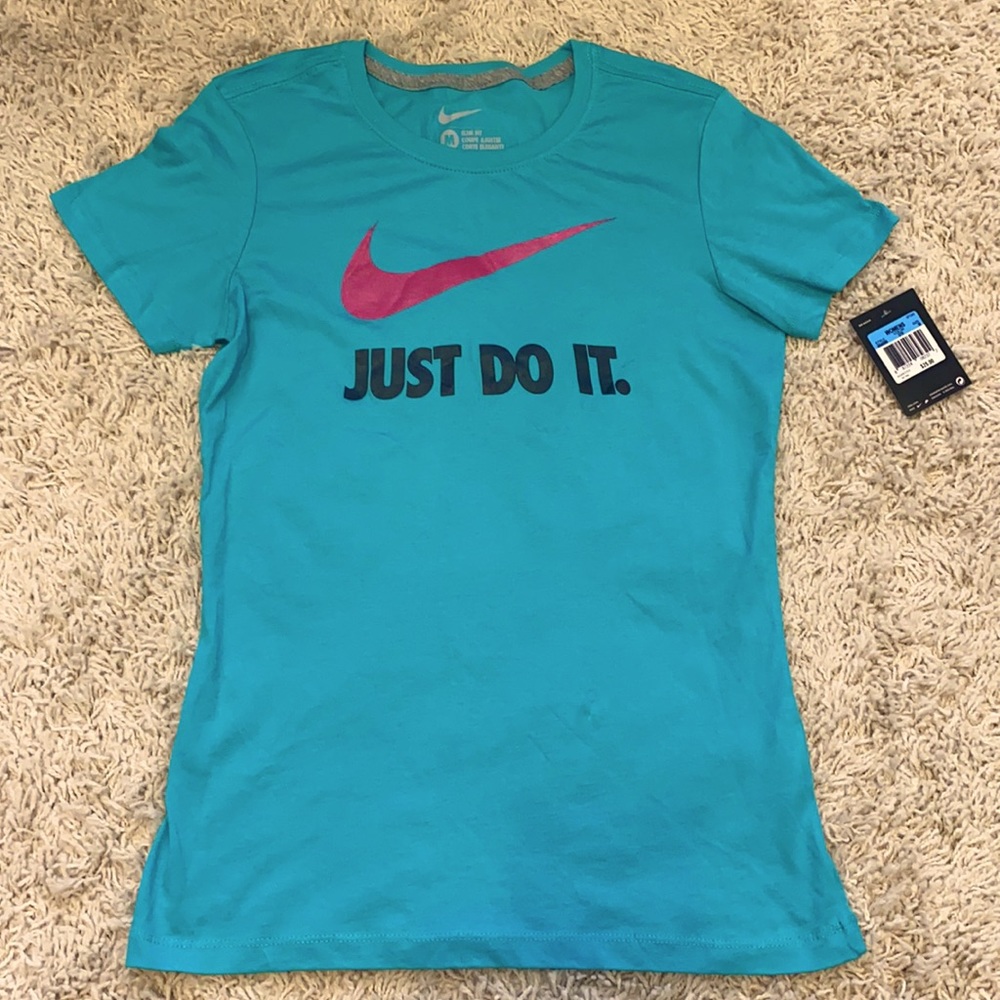 Women’s Slim Fit Nike Shirt-size Medium